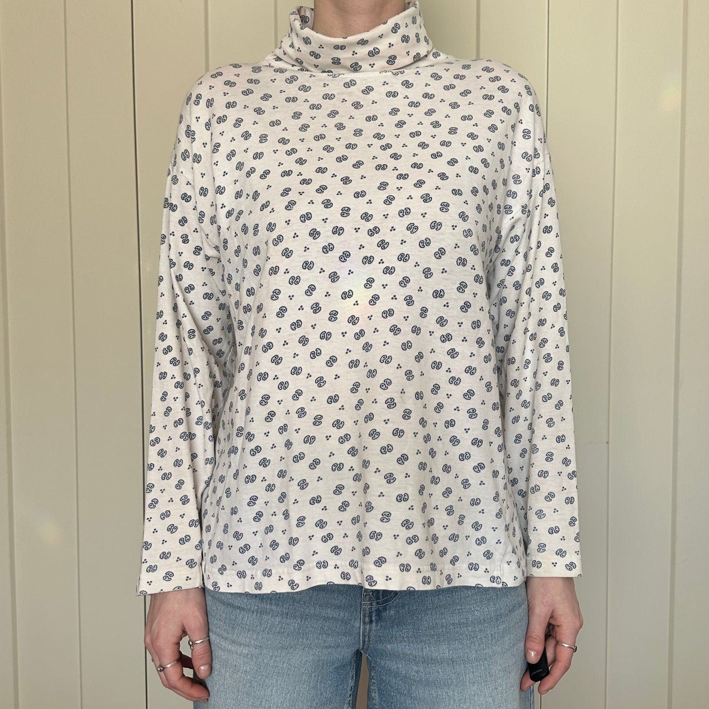 Cambridge Sports Club White Paisley Turtle Neck, L